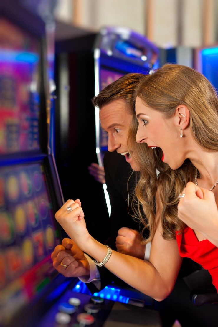 Dealer profesional jutawantoto menampilkan putaran Kembang Kempis di studio live casino